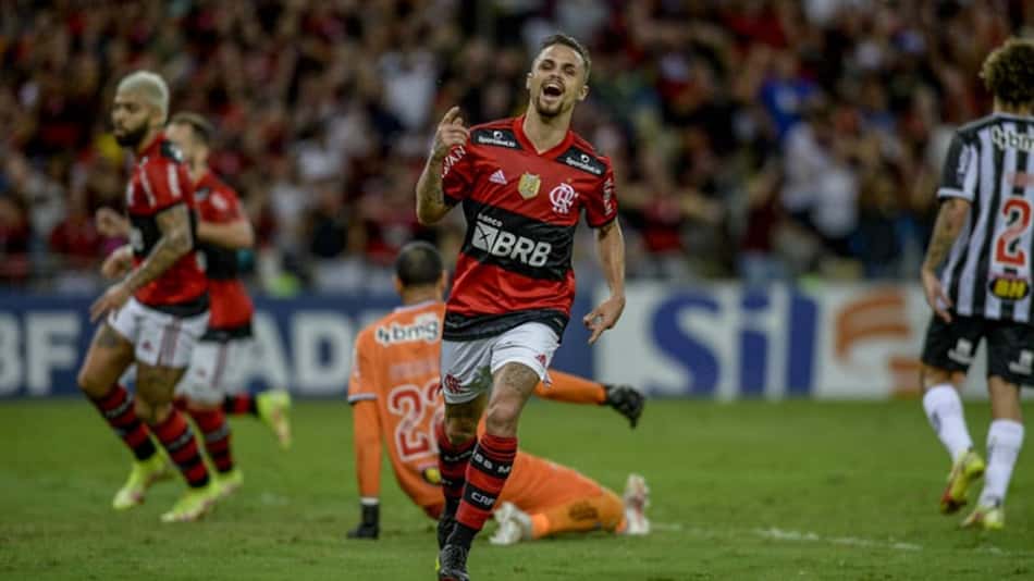 Em jogo de poucas chances, Flamengo vence o Atlético-MG e se mantém na briga pelo título do Brasileirão