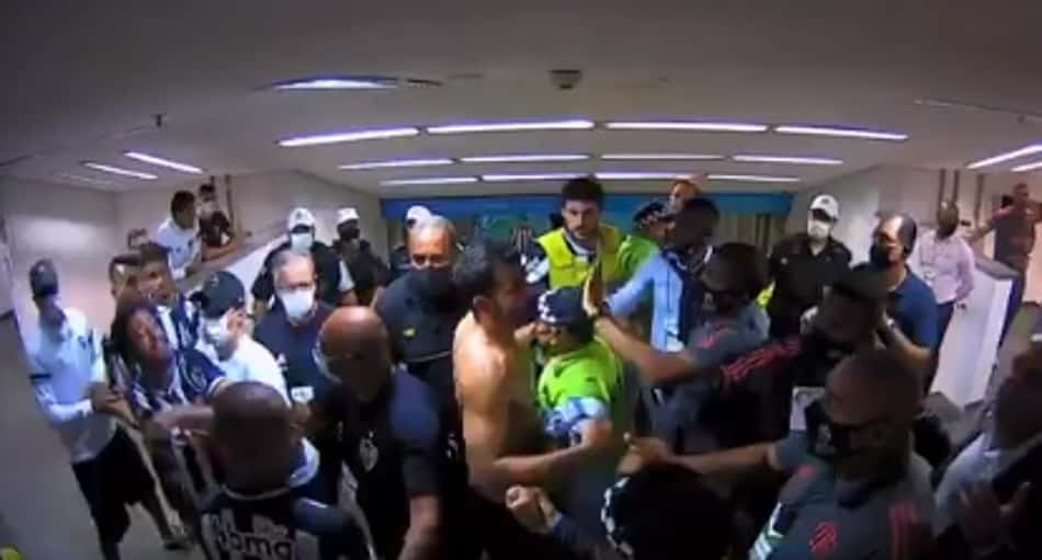 Confusão acontece após vitória do Flamengo sobre o Atlético-MG, e Keno provoca: 'A gente é líder'; assista