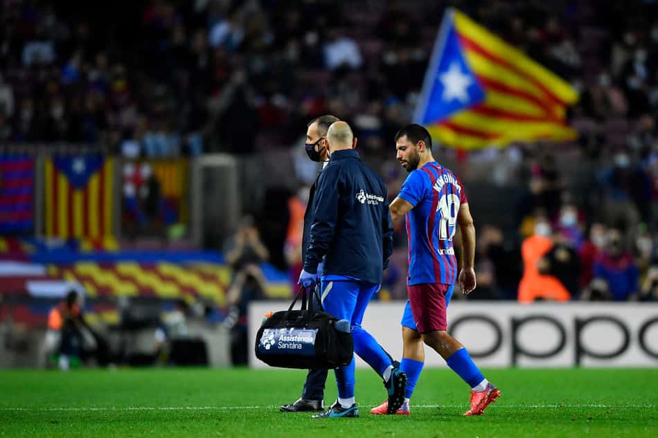 Agüero passa mal em jogo do Barcelona, e imprensa espanhola diz que atacante teve arritmia cardíaca