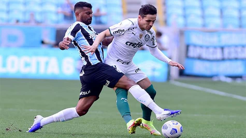 Melhor do jogo, Raphael Veiga tem entrevista interrompida por invasão de campo após vitória do Palmeiras