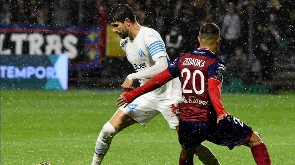 Olympique se recupera, vence o Clermont e assume o terceiro lugar do Campeonato Francês