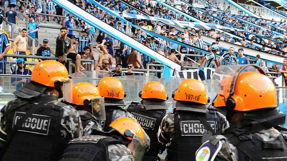 Vídeo mostra torcedor do Grêmio fazendo suposto gesto racista contra torcedores do Palmeiras