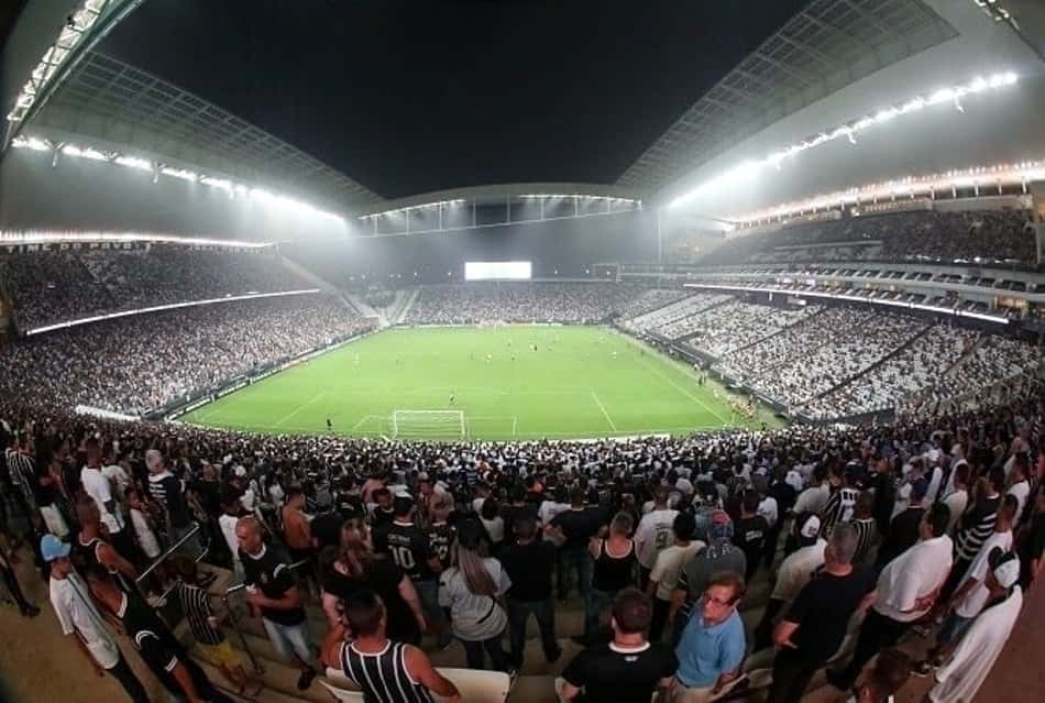 Organizada do Corinthians se envolve em confusão com a polícia durante vitória na Libertadores