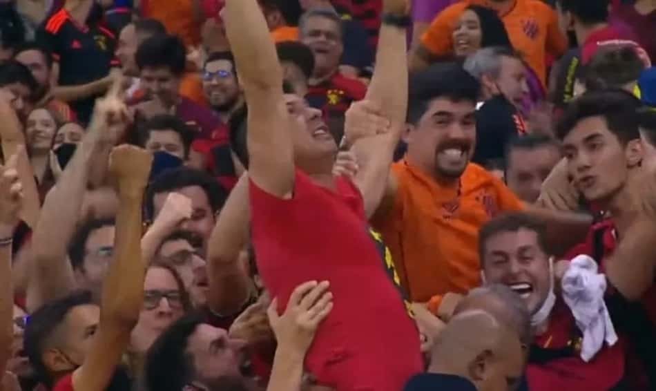 Depois de expulso, técnico do Sport vibrou com vitória no meio da torcida