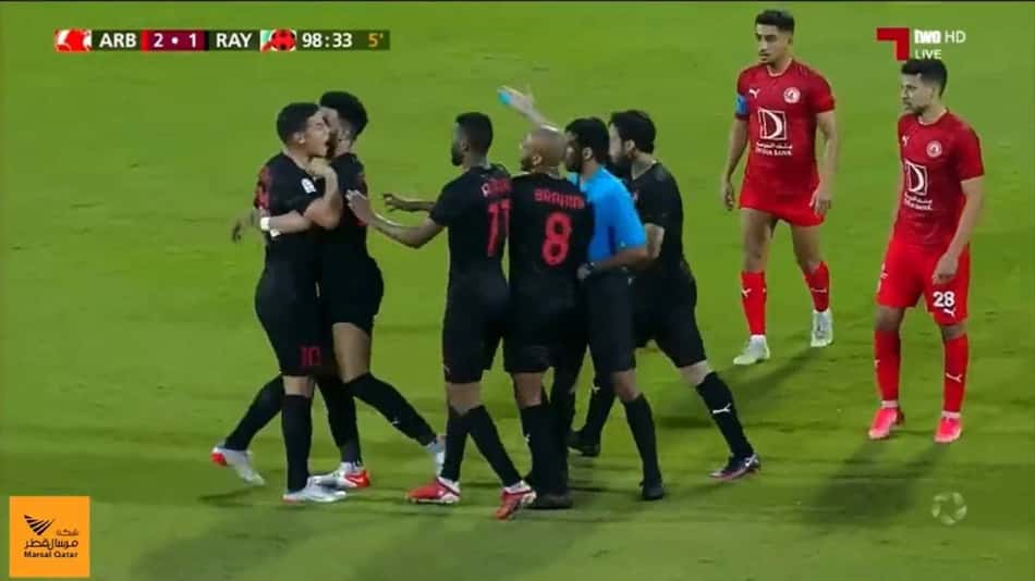 James Rodríguez é expulso no Qatar, parte para cima do juiz e precisa ser contido pelos companheiros