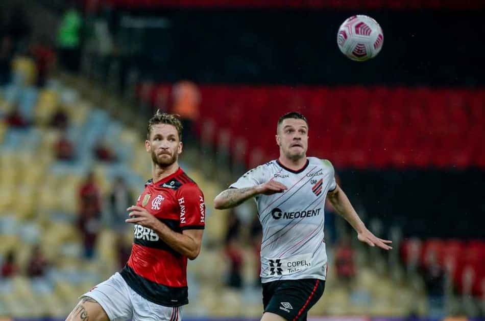 Léo Pereira explica olho roxo, cobra expulsão de Kayzer e diz: 'A gente vem sofrendo muito com arbitragem'