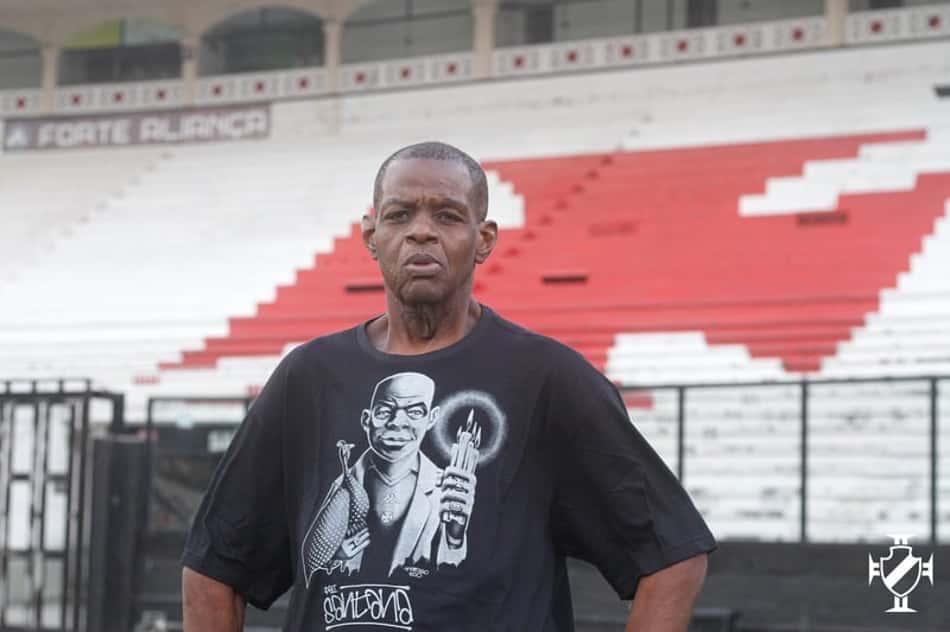 Vasco lança camisa especial em homenagem ao massagista e ídolo Pai Santana, que faleceu há 10 anos