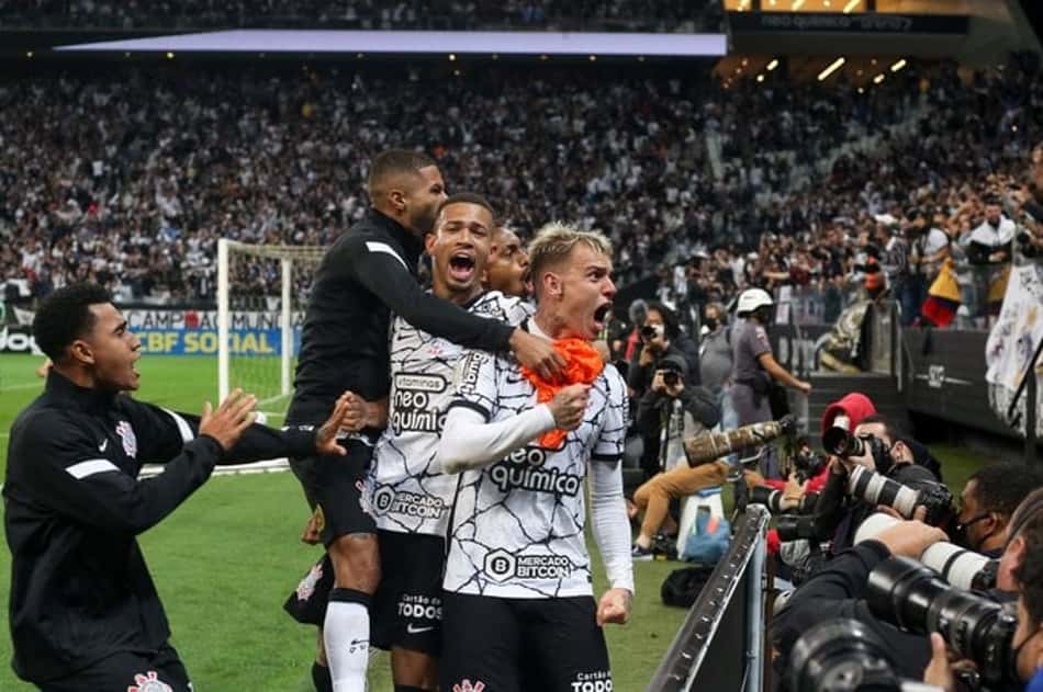 Após garantir vitória do Corinthians, Róger Guedes sai em defesa de Sylvinho: 'Vai ser um dos melhores'