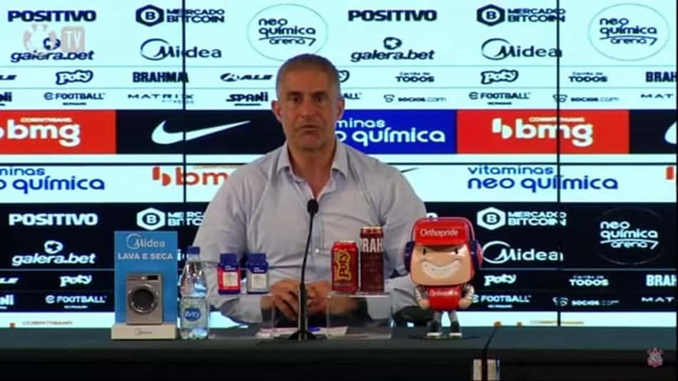Ao ser questionado sobre vaias, Sylvinho elogia ambiente do Corinthians: 'Reciprocidade de olhar'