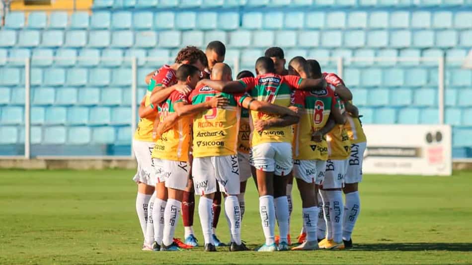 Próximo adversário do Vasco, Brusque preza pela posse de bola e comete poucas faltas