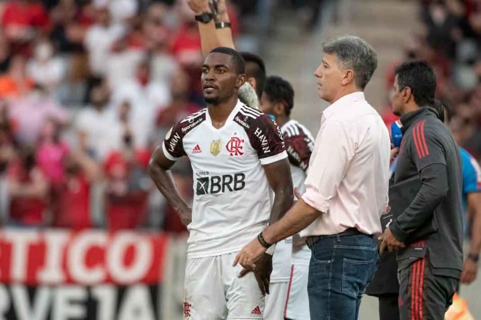 Renato explica trocas e diz que Flamengo não entrou para defender: 'Precisamos dar méritos ao rival'