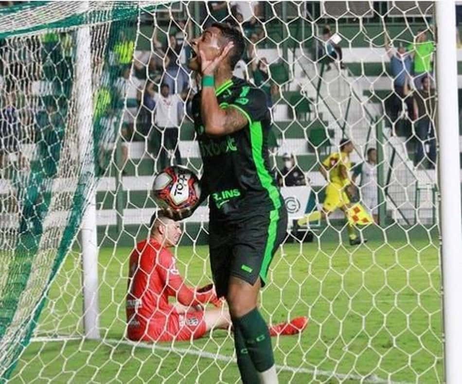 Na Serrinha, Goiás sai atrás, mas busca empate contra a Ponte Preta pela Série B