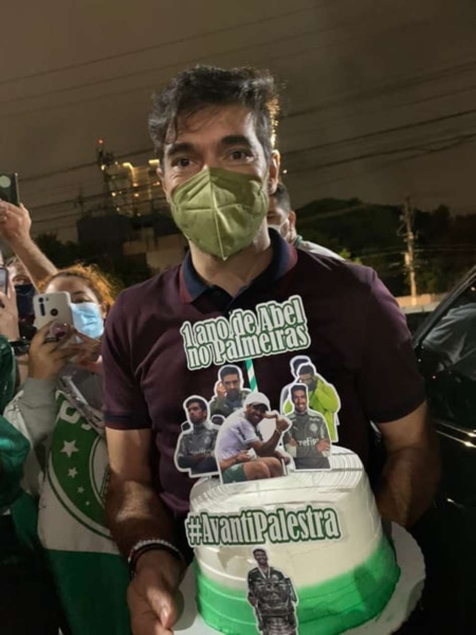 Com moral! Abel Ferreira completa um ano de Palmeiras e recebe bolo de torcedoras do clube
