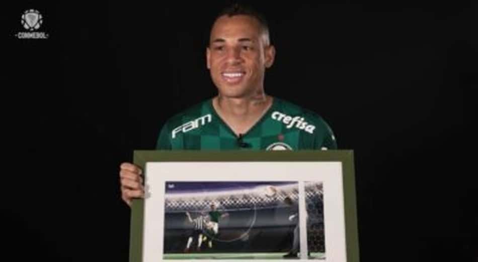 Breno Lopes ganha quadro de gol histórico na Libertadores e relembra 'momento mágico'