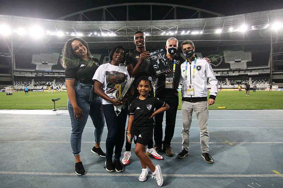 Placa, família presente e boa atuação: Kanu tem noite para ser lembrada no 100º jogo pelo Botafogo