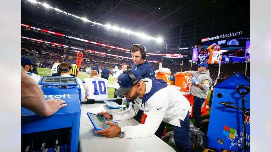 Coordenador ofensivo do Dallas Cowboys é apontado como candidato a head coach em faculdade texana