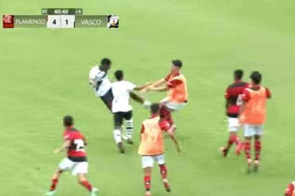 Flamengo goleia Vasco na base em jogo com nova briga, e ex-crias do Ninho provocam: 'No futebol não dá'