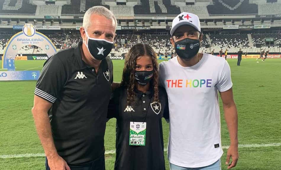 Destaque da base, Giovanna Waksman assiste jogo do Botafogo e ganha camisa de Rafael