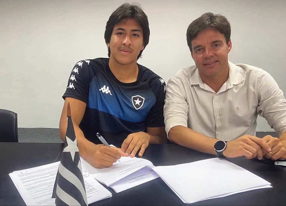 Rhenzo Alcón assina primeiro contrato profissional com o Botafogo: 'Muito gratificante'