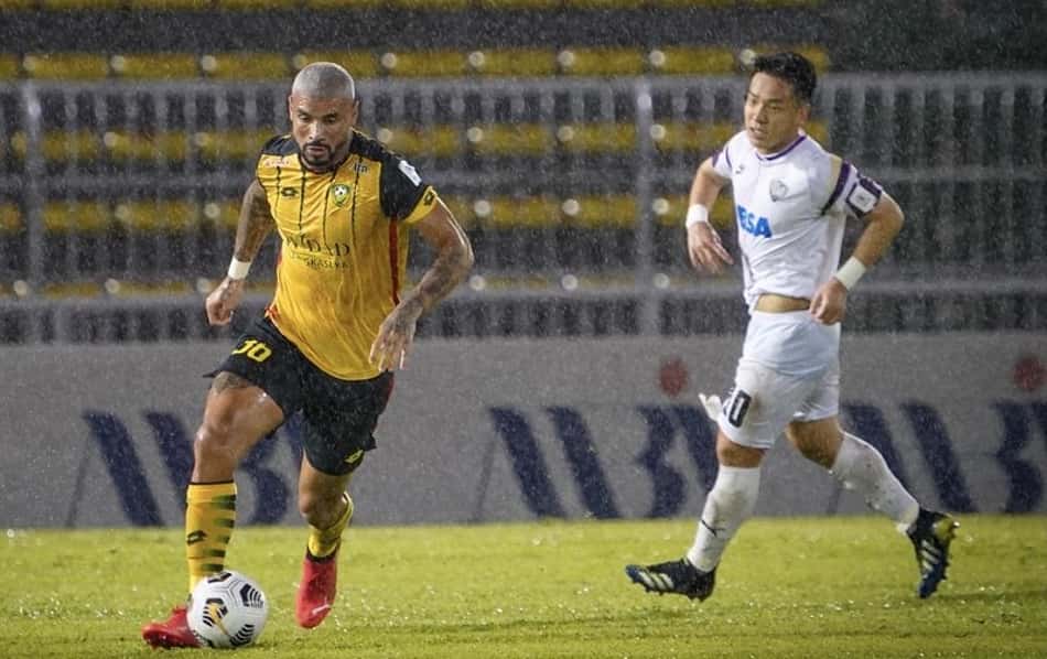 Zagueiro brasileiro projeta volta da Copa da Malásia após 40 dias sem o Kedah entrar em campo