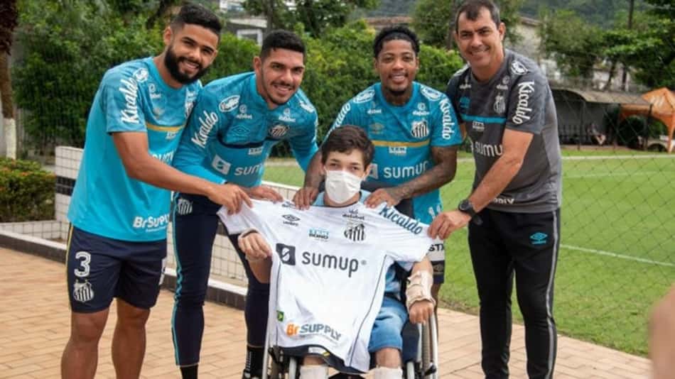Santos recebe a visita de torcedor famoso nas redes sociais