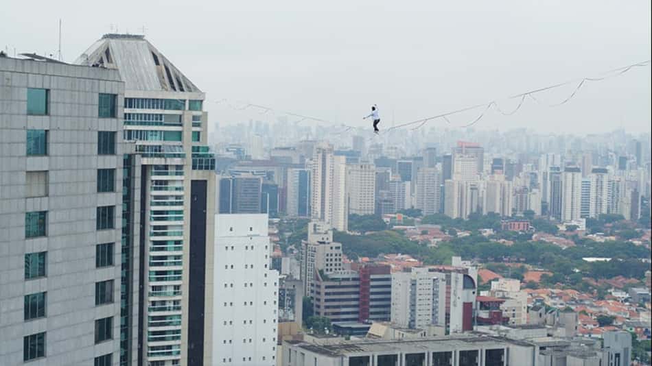 De tirar o fôlego! Atletas de highline fazem travessia entre prédios em São Paulo; veja mais fotos