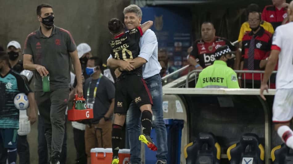 Renato afirma que Michael tem feito a diferença para o Flamengo e ressalta: 'Ele trabalha seriamente'