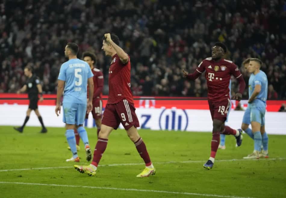 Lewandowski marca, Bayern vence e segue na liderança da Bundesliga