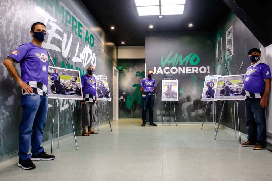 Juventude recebe exposição fotográfica do projeto "Os Invictos", em apoio ao novembro azul