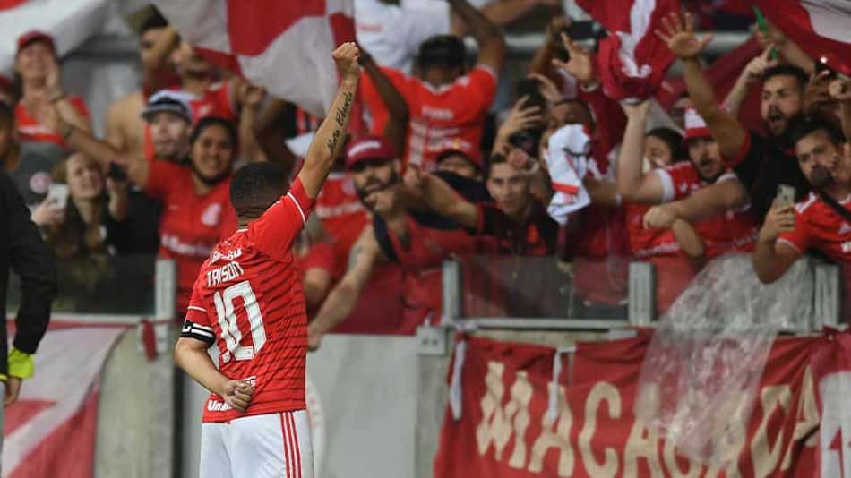 Taison é flagrado enlouquecido com música em provocação ao Grêmio
