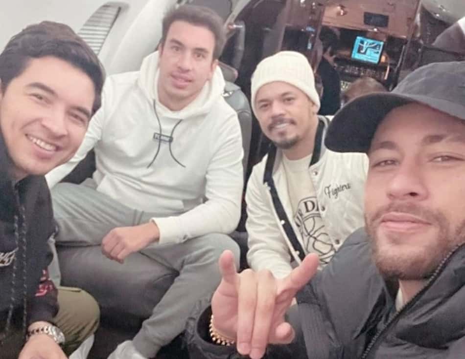 Em avião com parças, Neymar volta ao Brasil e reflete: 'Vida é curta demais'