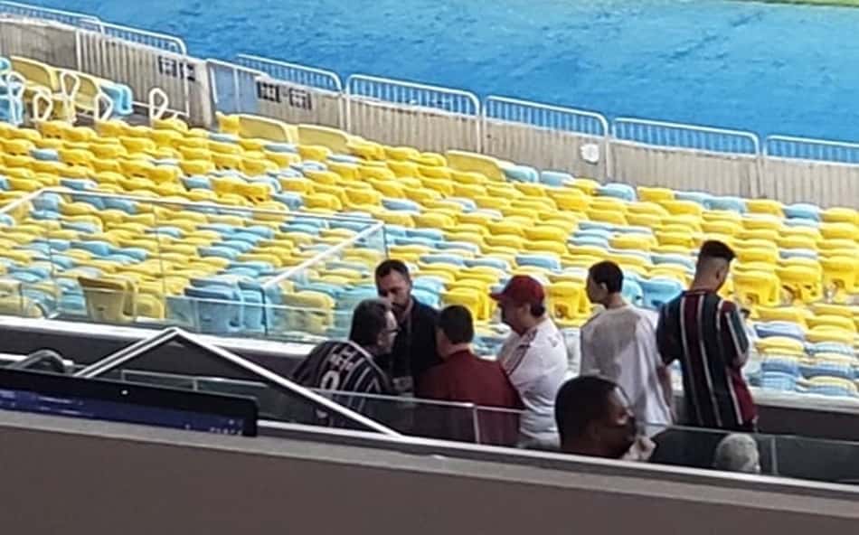 Craque Neto vai ao Maracanã, veste camisa do Fluminense e assiste vitória do Tricolor no Brasileirão