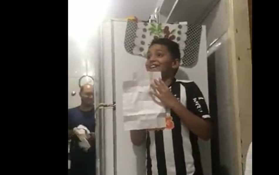VÍDEO: menino descobre que vai ao jogo do Atlético-MG e reação viraliza na internet; confira!