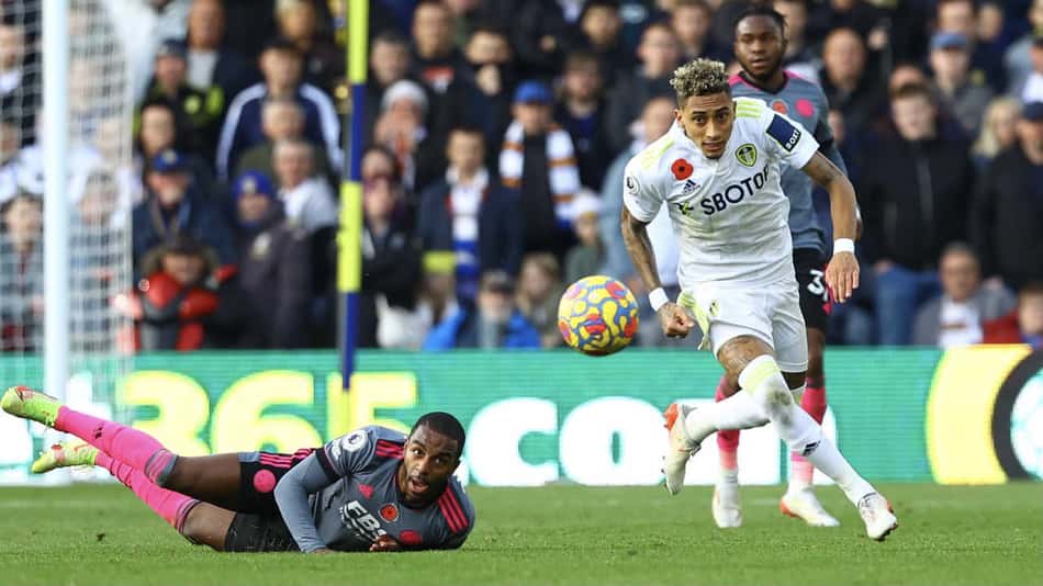 Raphinha marca belo gol de falta e homenageia Marília Mendonça em empate do Leeds na Premier League