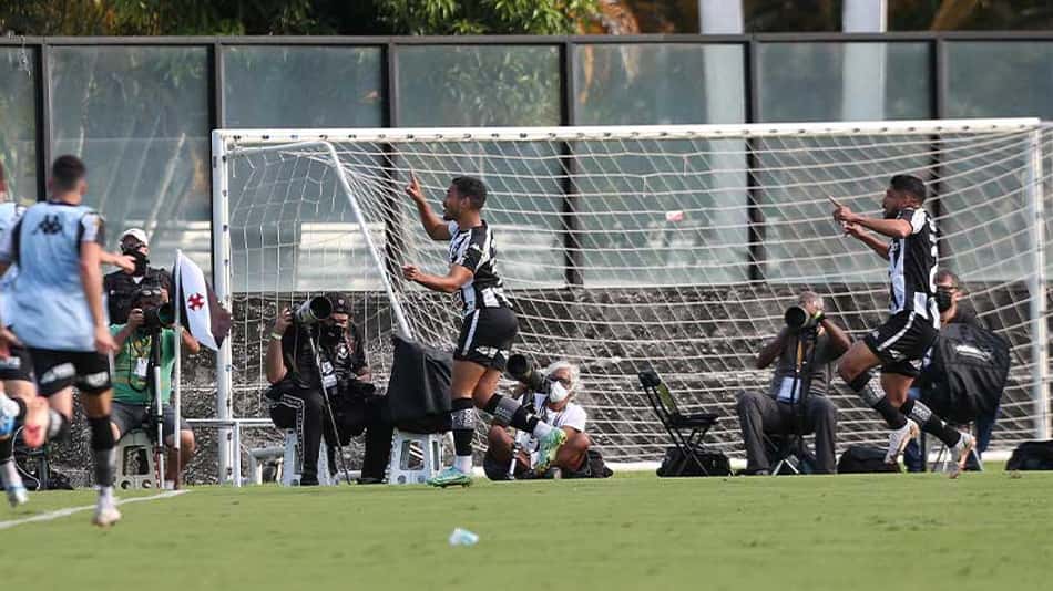 Botafogo goleia o Vasco em São Januário, assume a ponta da Série B e encaminha acesso