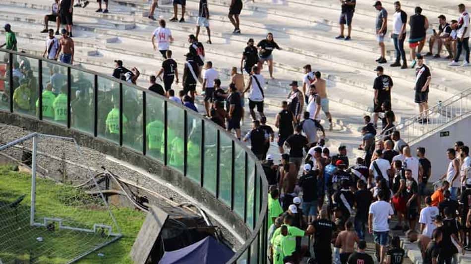 Goleada do Botafogo sobre o Vasco tem confusão em São Januário, festa alvinegra e provocação; veja imagens