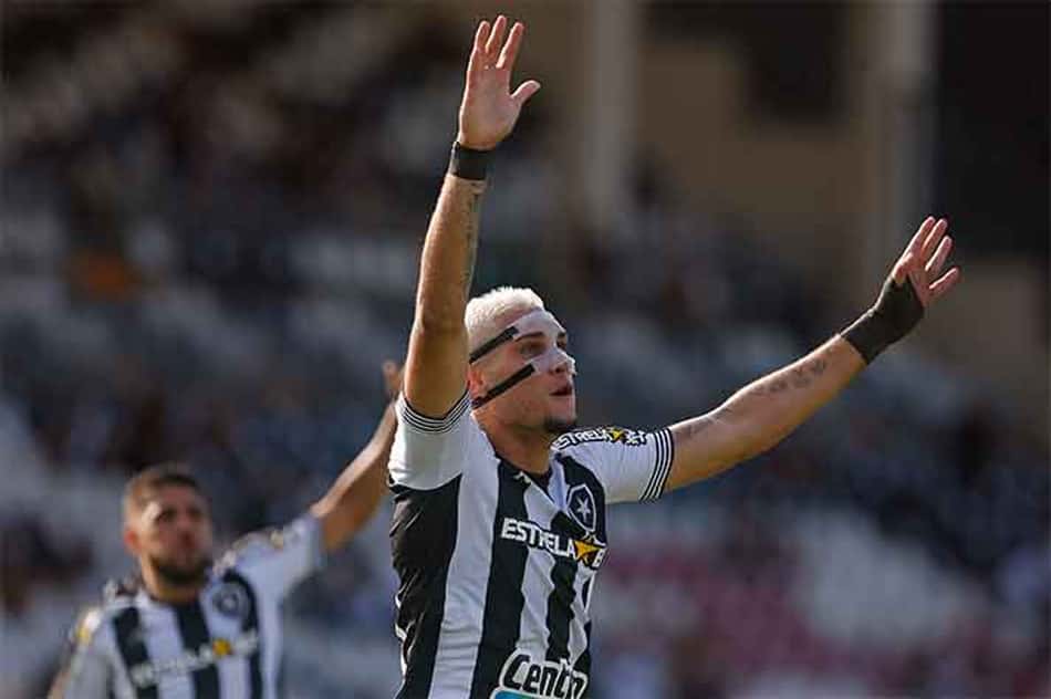 Rafael Navarro esquiva-se sobre futuro no futebol: 'Vou levar o Botafogo para sempre na minha vida'