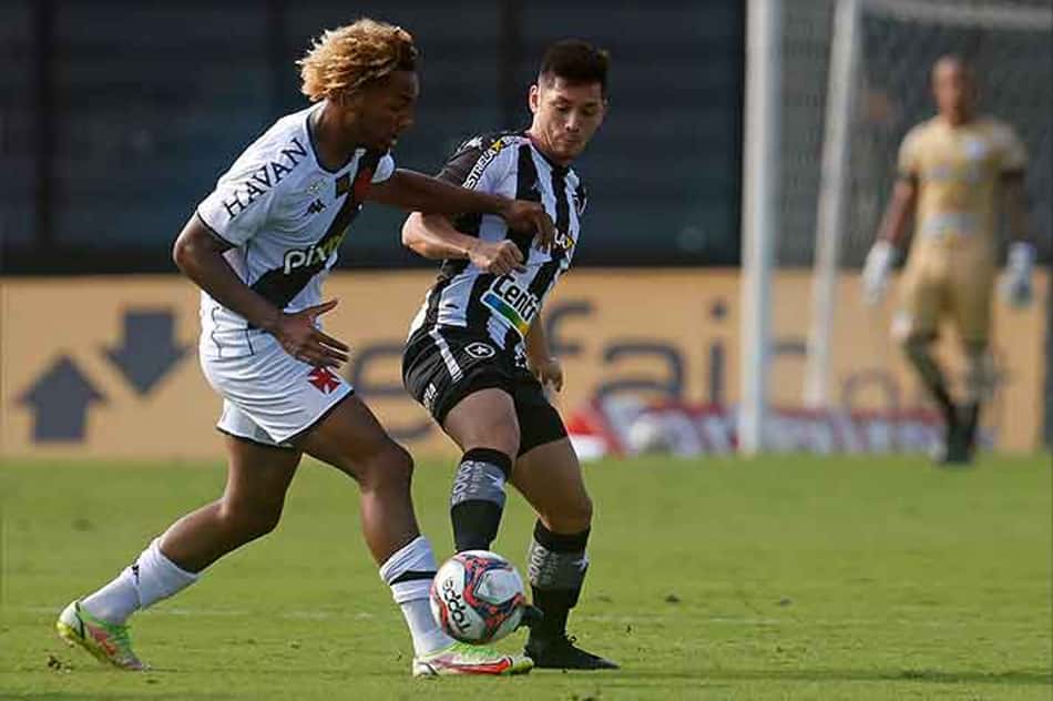 Oyama exalta 'falta de vaidade' do grupo do Botafogo e fala sobre iminência de acesso: 'Bem quase lá'