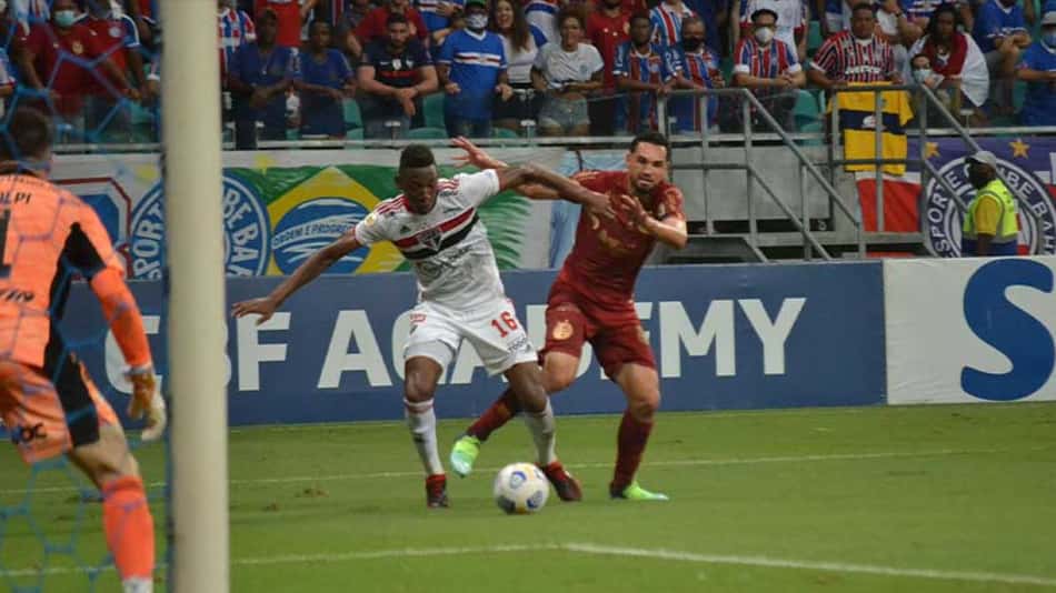 Bahia vence com golaço de Rossi, e São Paulo perde oportunidade de subir na tabela do Brasileirão