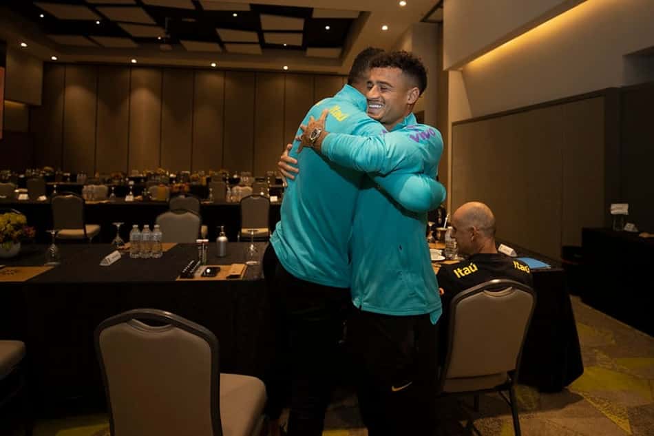 Primeiro a chegar, Coutinho fala em trabalho duro na volta à Seleção Brasileira