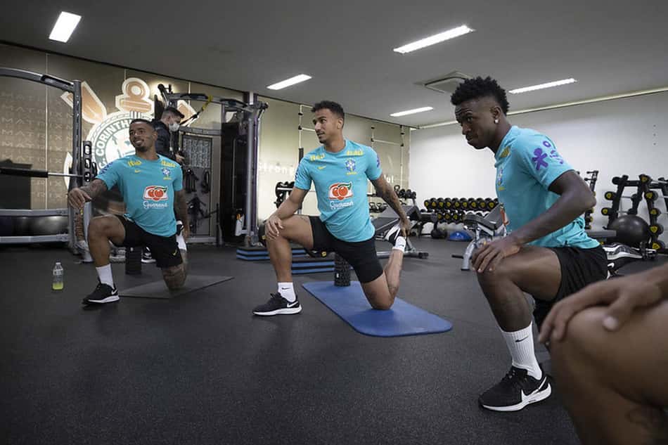 Jogadores se dividem entre trabalho com bola e regenerativo no 1º dia de treinos da Seleção Brasileira