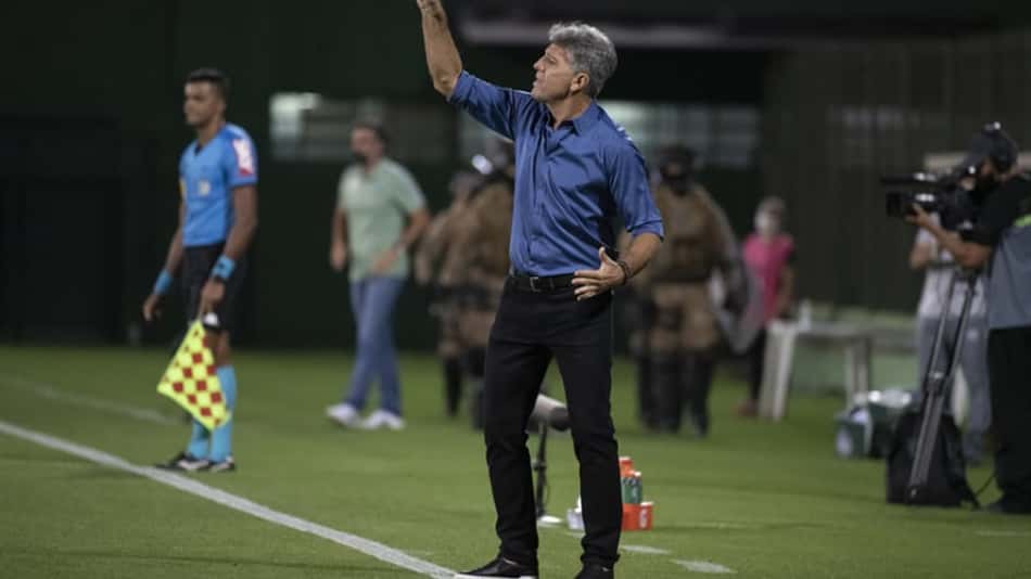 Técnico do Flamengo se revolta com arbitragem em empate: 'Bater no Renato é mole, né? Cadê o Gaciba?'