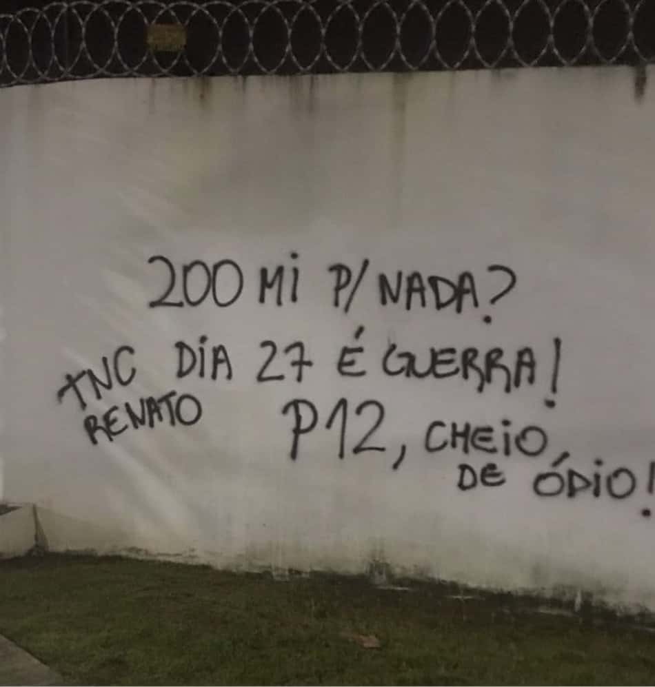 Após empate do Flamengo, muro do Ninho do Urubu volta a ser pichado