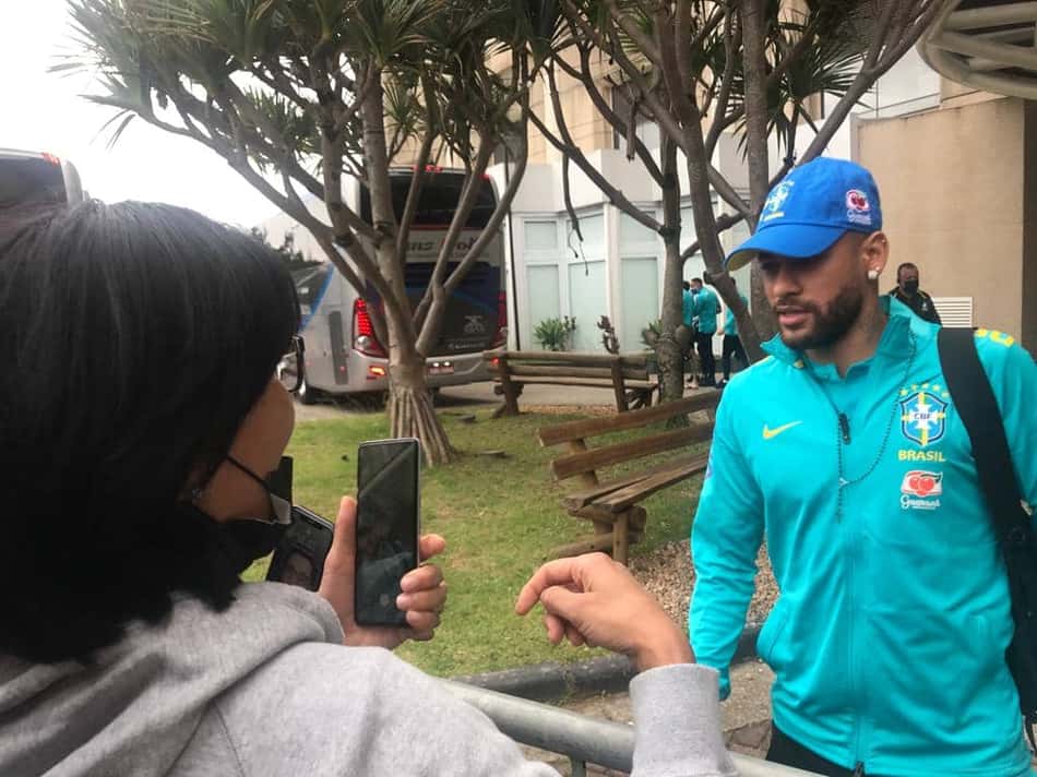 Neymar atende fãs e 'perdoa Galvão Bueno' antes de treino pela Seleção Brasileira