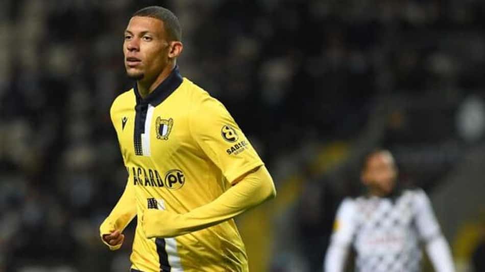 Alex se destaca em Portugal e Famalicão planeja compra do zagueiro do Santos