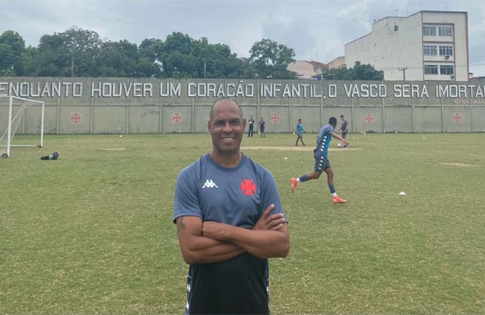 Donizete inicia trabalho como assistente técnico na base do Vasco