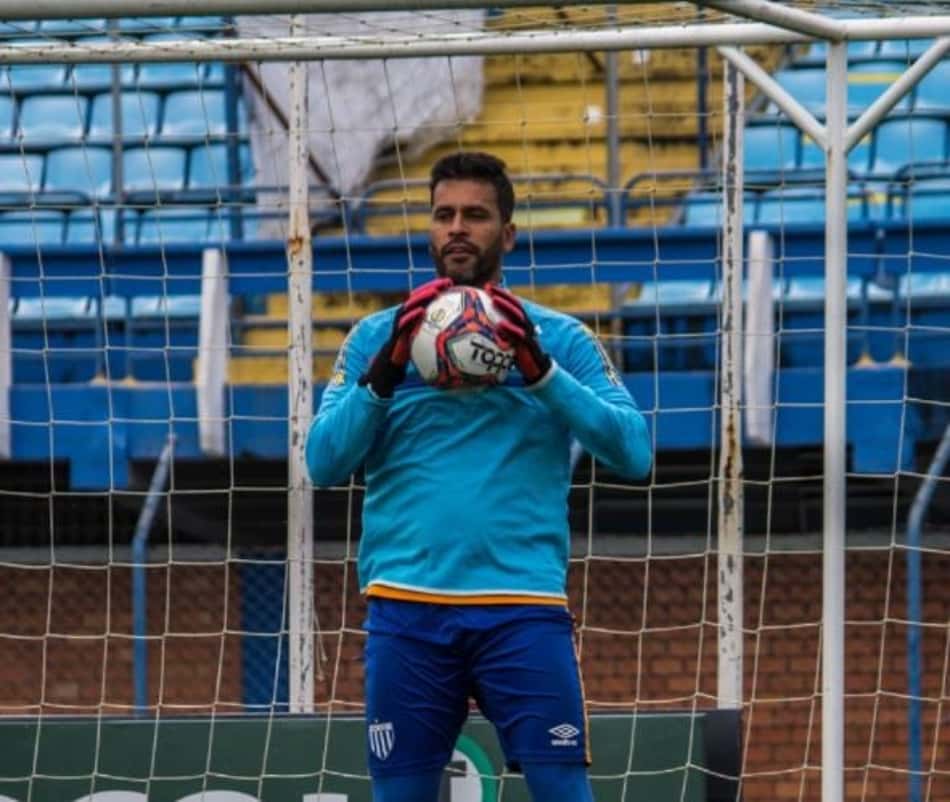 Glédson comemora renovação de contrato com o Avaí