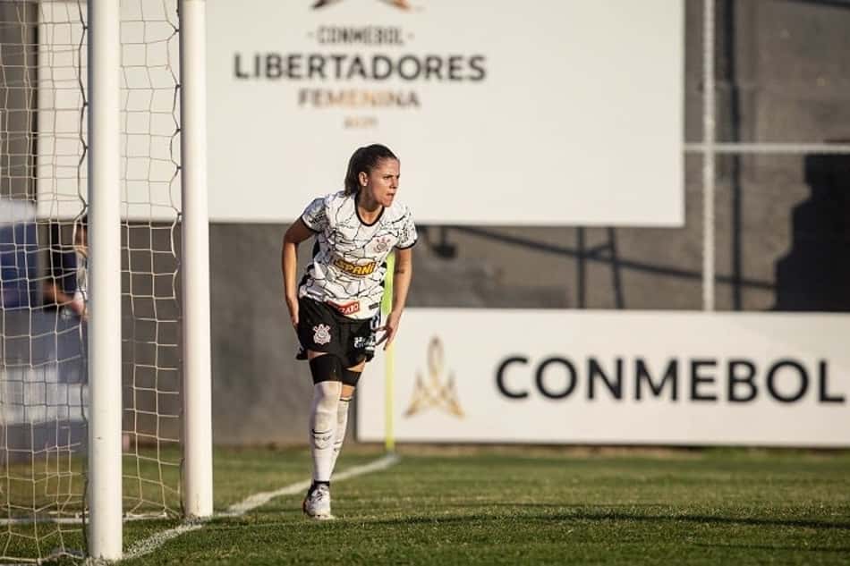 Erika sofre lesão no joelho durante treinamento e desfalca o Corinthians por longo período
