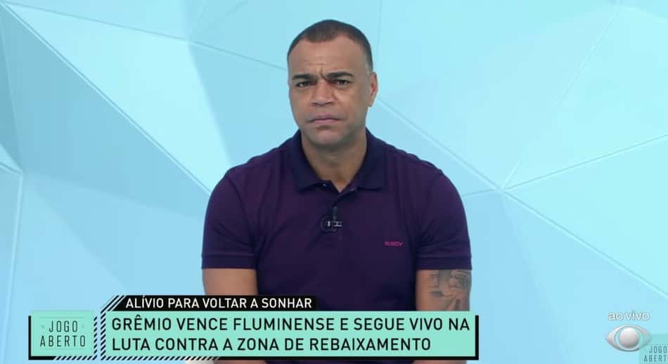 Denílson critica Douglas Costa por confusão com Grêmio: 'Faltou malandragem'