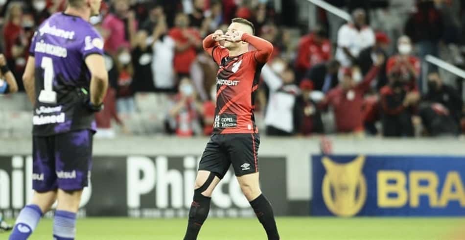 Na Arena da Baixada, Athletico-PR vence o Ceará e esquenta briga por vaga na Libertadores